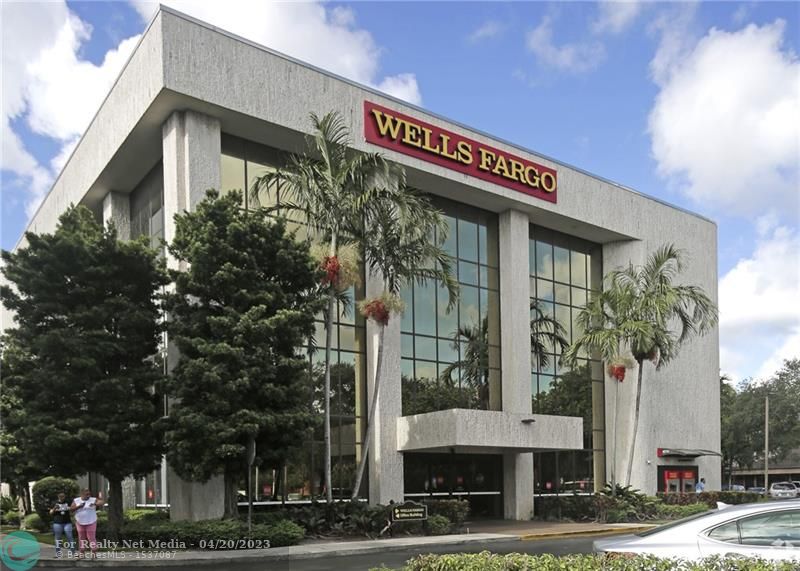 4600  Sheridan Street  For Sale F10369886, FL