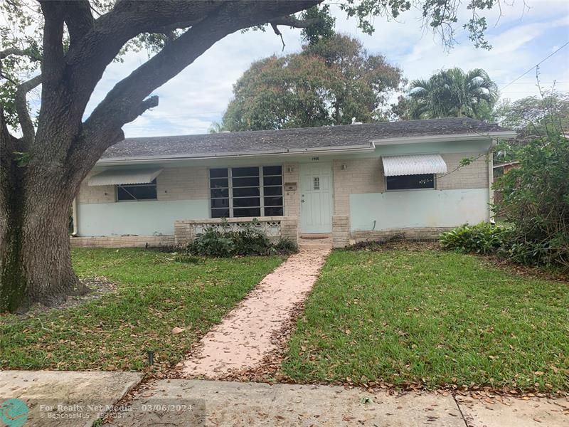 1908 N 36 ave  For Sale F10426284, FL