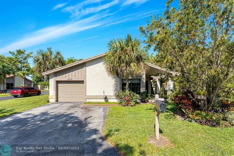 8979  Old Pine Way  For Sale F10432401, FL