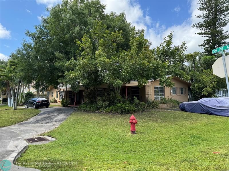 425 SW 18th Ave  For Sale F10435788, FL