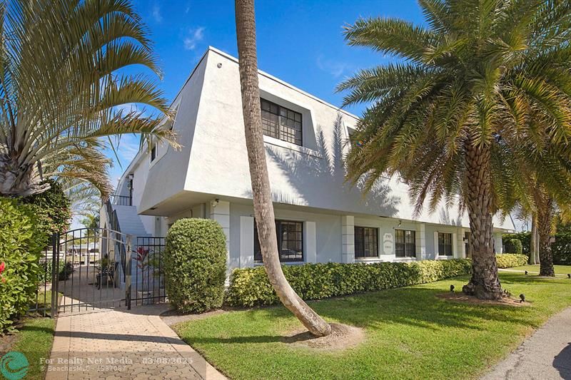 2743 NE 28th Ct #3 For Sale F10489917, FL