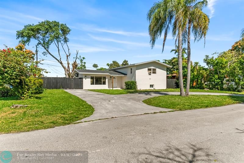 1215 NE 200th St  For Sale F10490921, FL